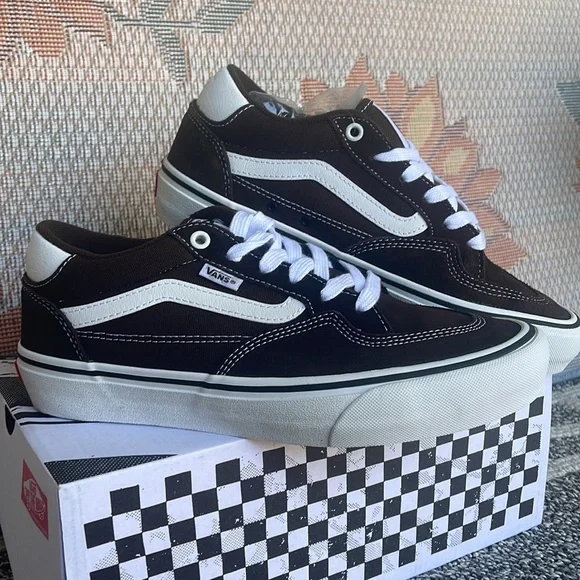 Vans Men’s Rowan
Dark Brown
VN0A5JICDRB
Sneakers - Picture 6 of 16